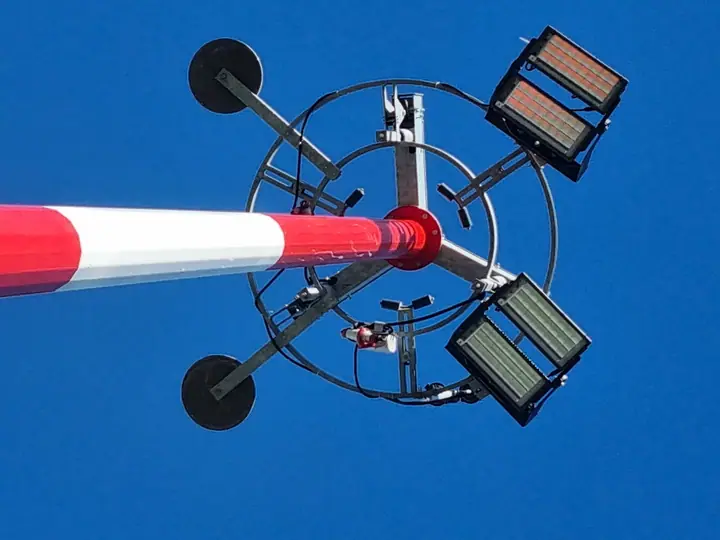 Apparecchi illuminanti in sommità di un palo